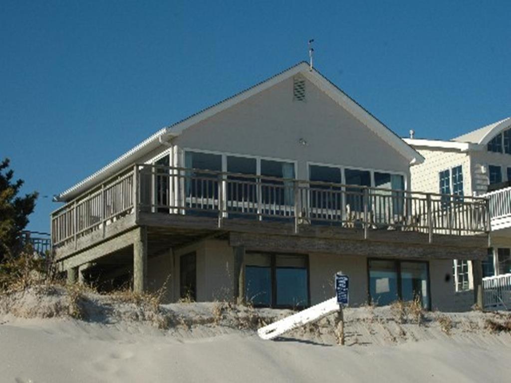 布兰特海滩Nice Home In Brant Beach With 4 Bedrooms And Internet的带阳台的大房子