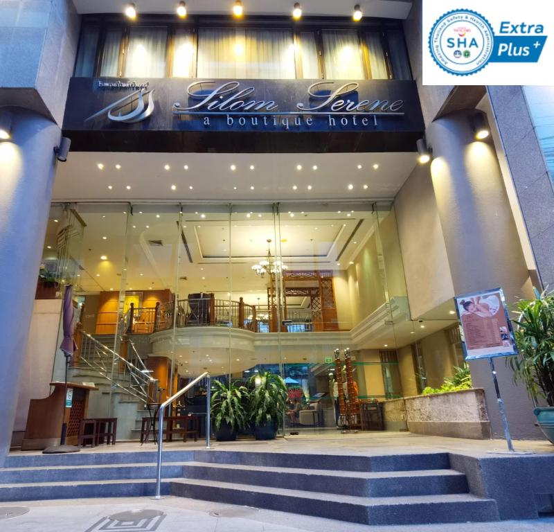 曼谷Silom Serene A Boutique Hotel - SHA Extra Plus的表演酒店前的一座带楼梯的建筑