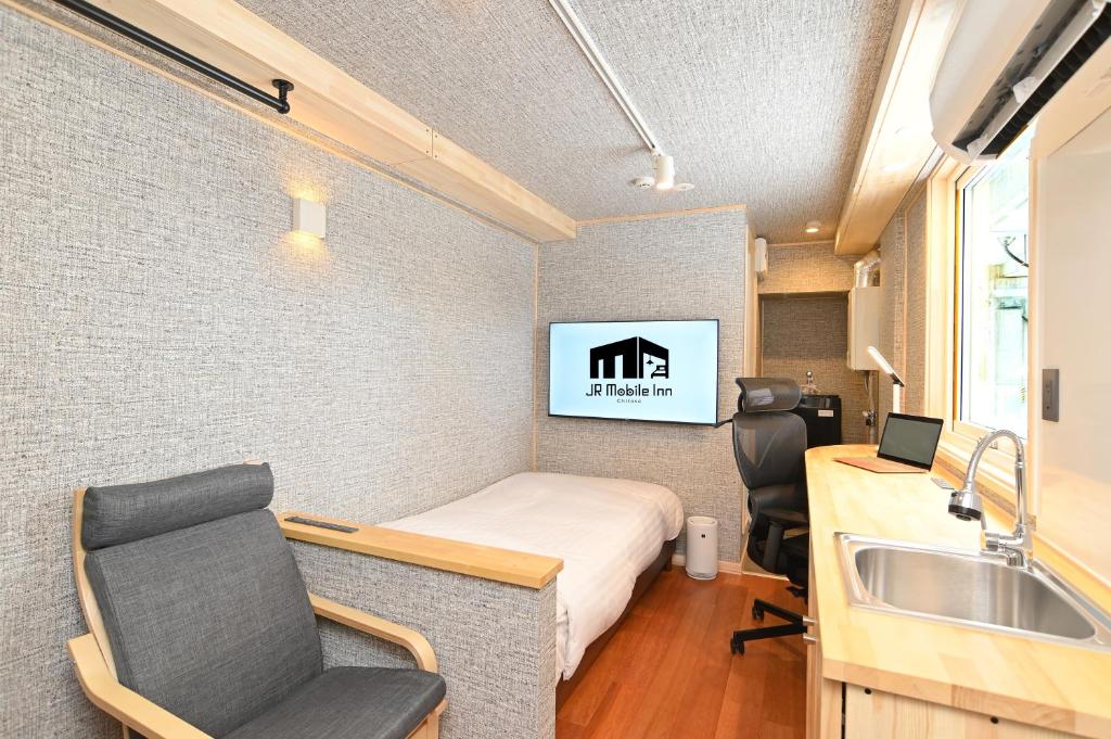 千岁JR Mobile Inn Chitose的小房间设有床和水槽