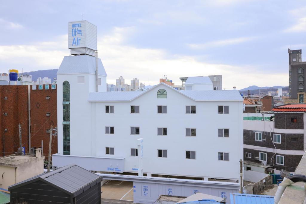 GeochangAank Air Hotel Daejeon的白色的建筑,上面有一个钟楼