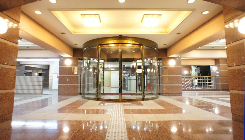 川崎柯丽格亚广场酒店的大楼内带玻璃电梯的大堂