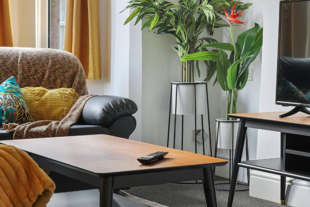 诺丁汉Perfect Retreat 4bed House Trent Bridge & Forest的带沙发和咖啡桌的客厅
