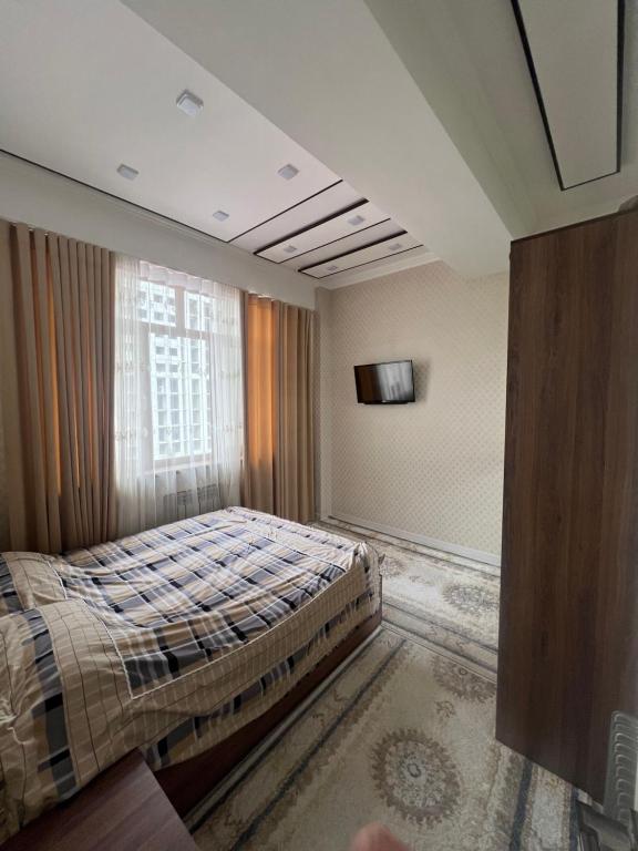 杜尚别Dom Shohon的一间卧室设有一张床和一个窗口