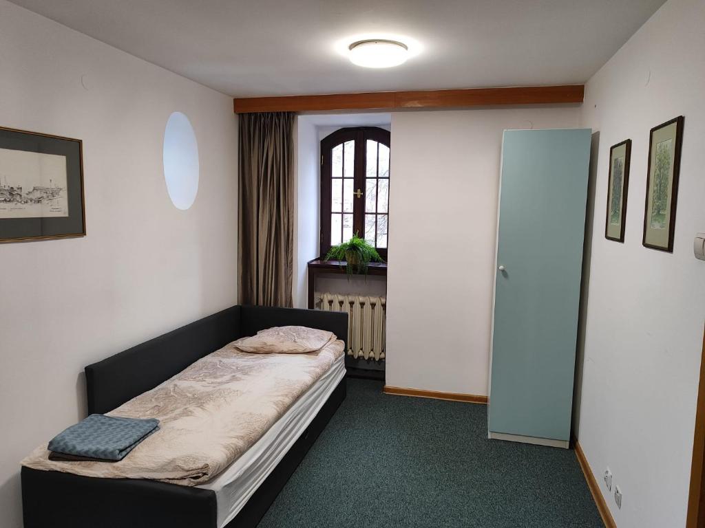 罗兹Apartament dla dwóch osób - Piotrkowska 262-264 pok A101的一间小卧室,卧室内配有一张床铺