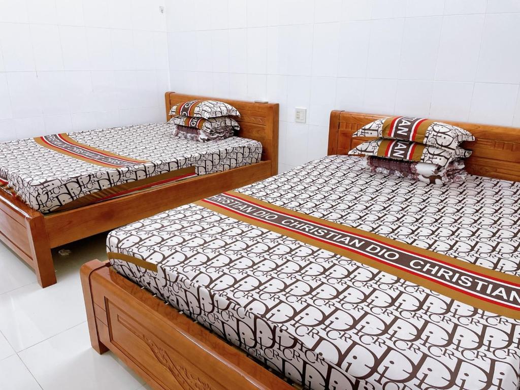 áº¤p VÄ©nh ÃÃ´ngNhà Trọ Số 2的配有三张木制床的客房