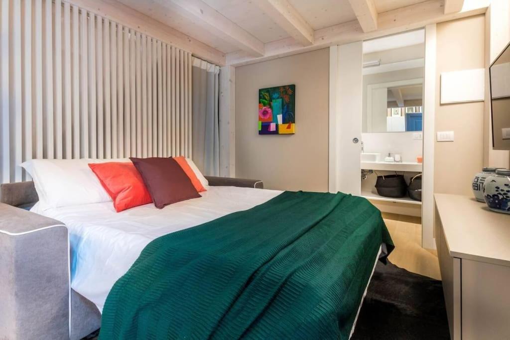 米兰Milan Style-Hosted by Sweetstay的一间卧室配有红色和绿色床单