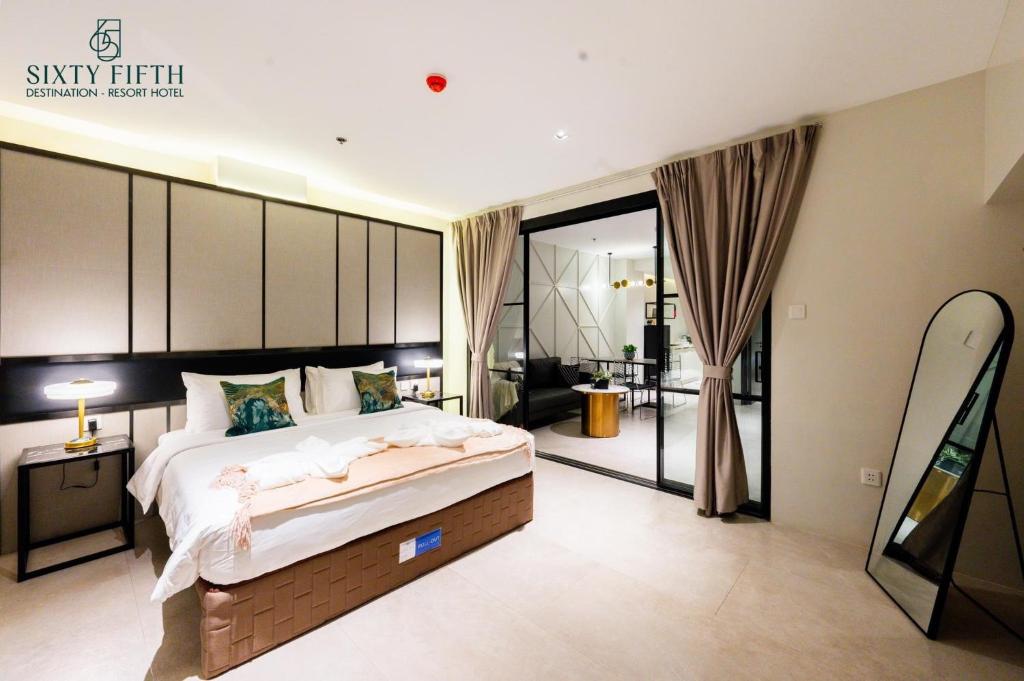 巴科洛德SixtyFifth Destination Resort Hotel的一间带大床的大卧室和一间客厅