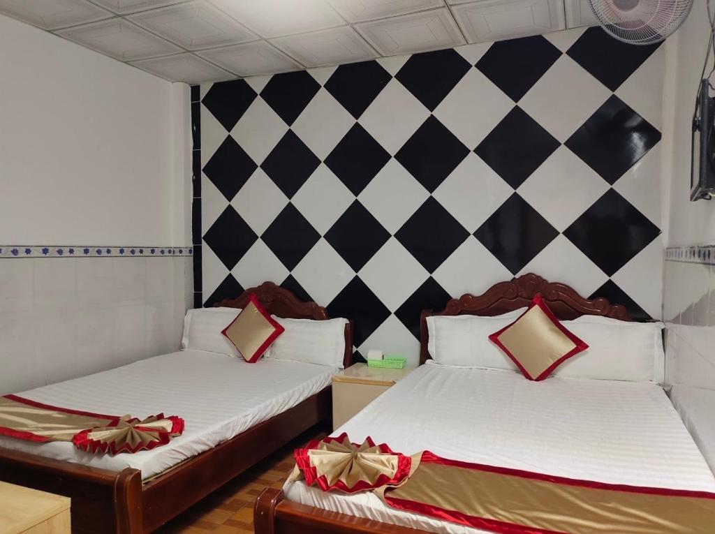 顺安Hotel Thanh Vân的黑白墙间内的两张床