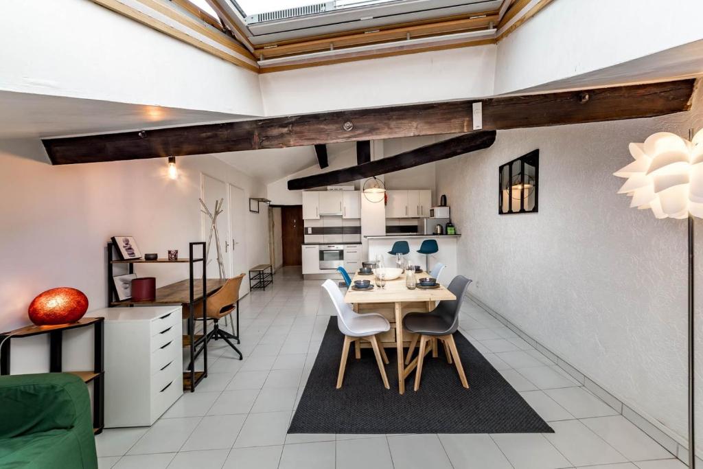 里昂Apartment for 4 people with view of Fourvière AIL的厨房以及带桌椅的用餐室。
