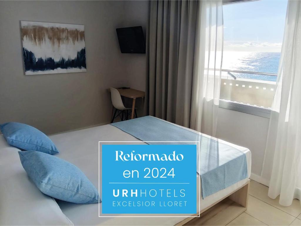 罗列特海岸URH怡东别墅的酒店客房设有一张带窗户的床。