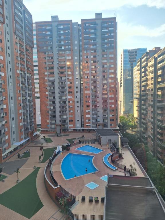 Apartamento en Ciudad Del Rio El Poblado Medellin内部或周边泳池景观