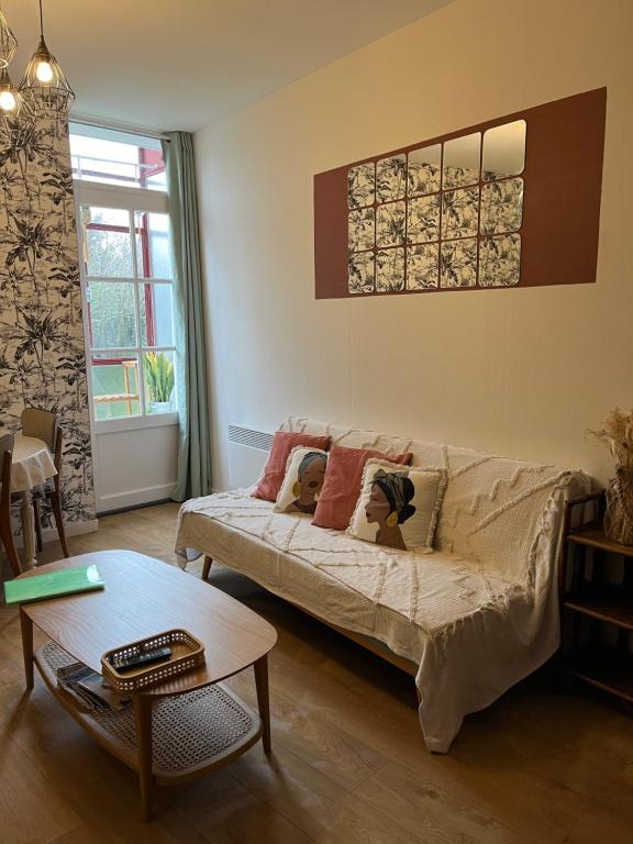盖朗德Au cœur des Remparts de Guérande: logement pour 4的客厅配有沙发和桌子