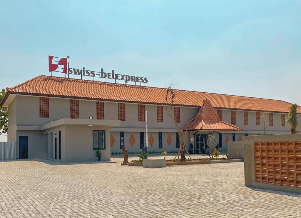 马贾伦卡Swiss-Belexpress Rest Area KM 164, Cipali的上面有标志的建筑