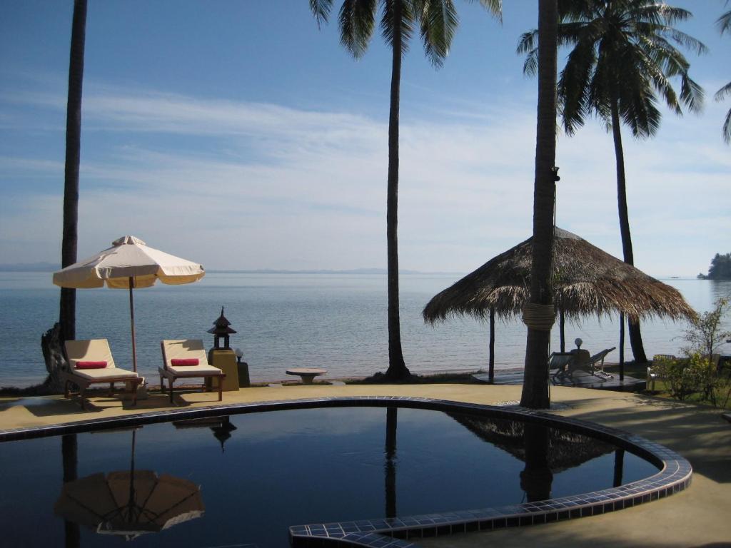 象岛安布尔沙滩度假村的一个带椅子的游泳池,享有海景