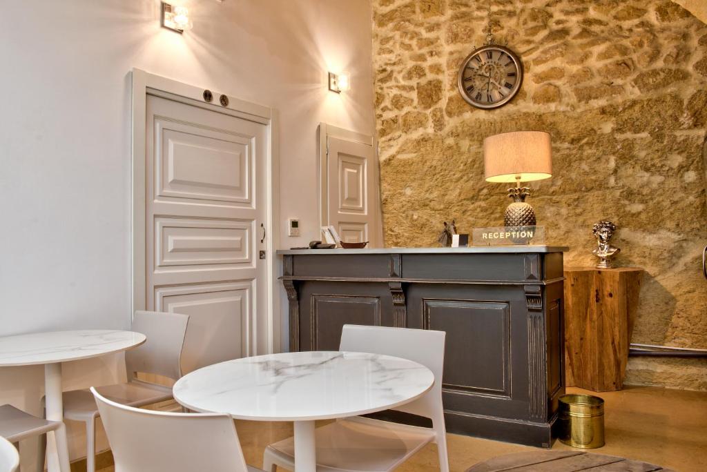 维洛里奥萨50th Guest House的用餐室配有2张桌子和白色椅子