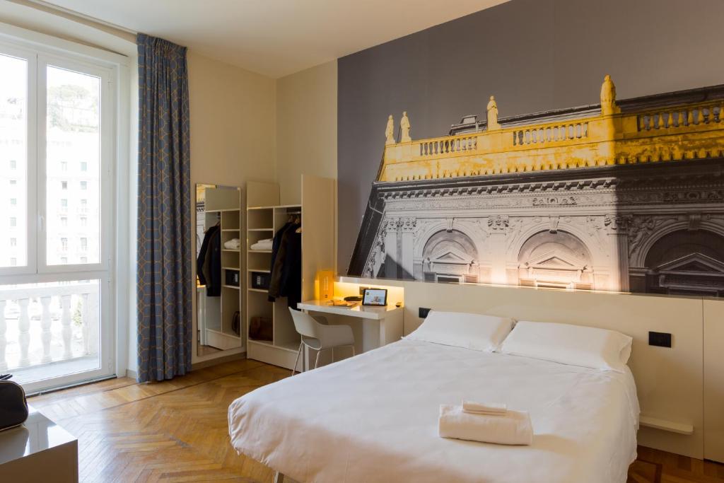 热那亚B&B Hotel Genova Principe的酒店客房带一张床,墙上有一栋建筑