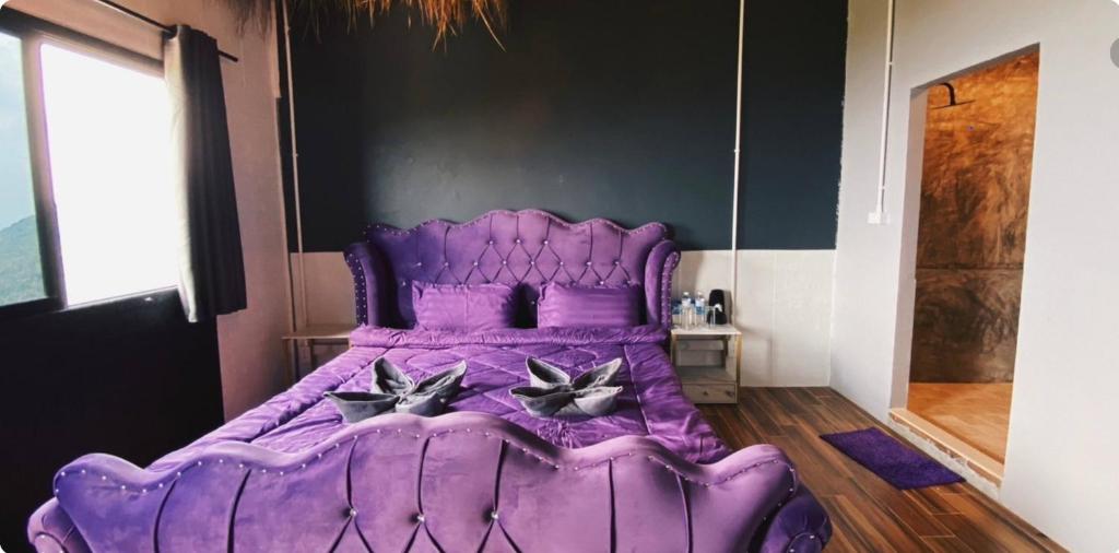 涛岛Exotic Stay Koh Tao的紫色床头板客房内的紫色床