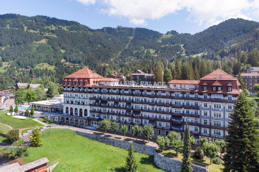 威拉尔-苏-罗伦Villars Palace的山脉酒店空中景色