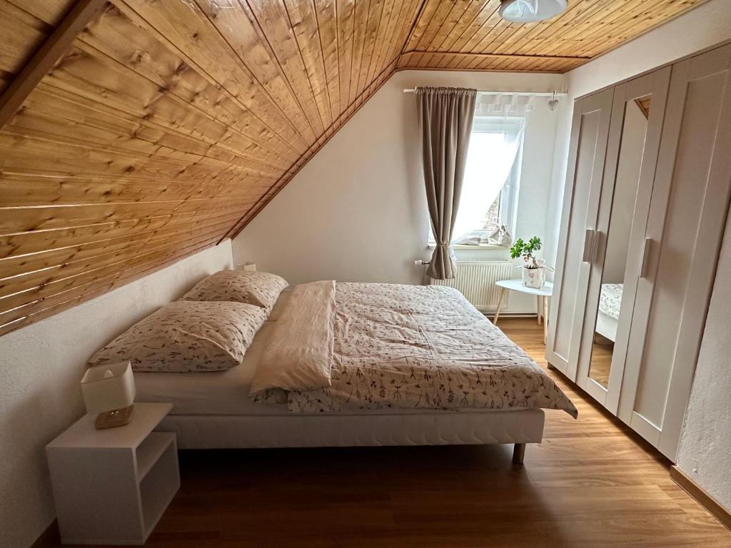 蒂萨Penzion Jako u Babičky的一间卧室设有一张木天花板床。