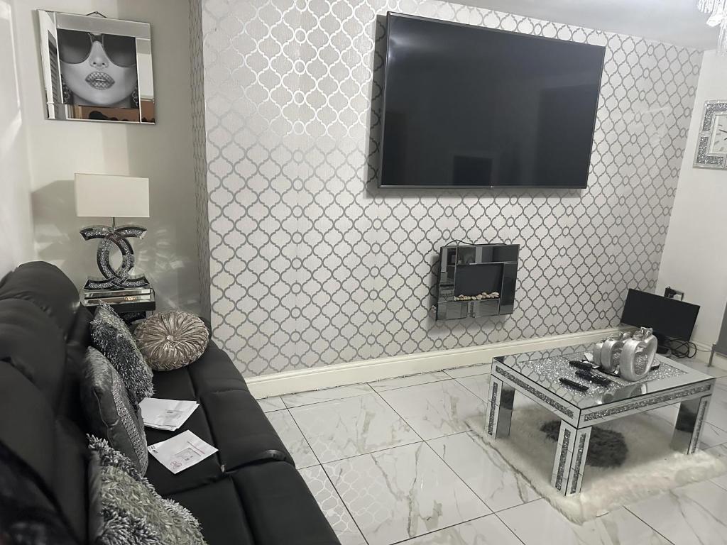 布雷得佛Beautiful 1-Bed House in Bradford的客厅配有沙发和墙上的电视