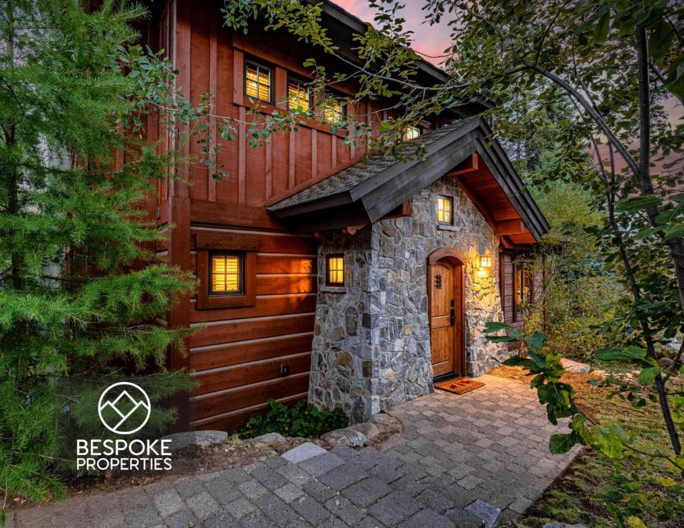 唐纳利Encore Cottage Tamarack Resort 2br Ski Inout的拥有石头和木材外墙的木屋