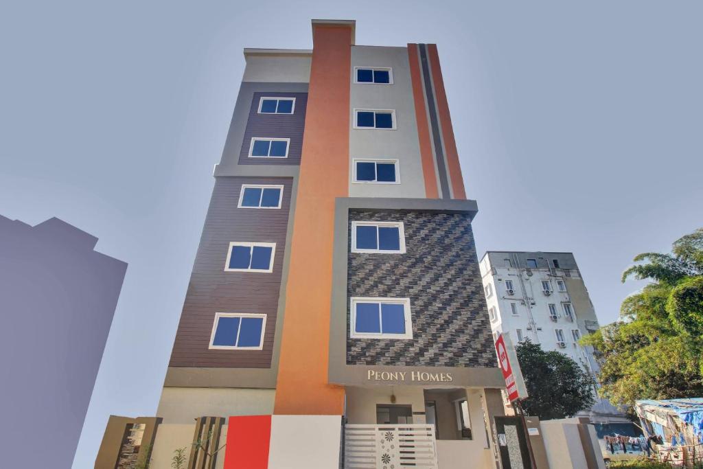 海得拉巴Super OYO Flagship Hillside Hotels Dlf Gachibowli Near Shilparamam的建筑物前部的 ⁇ 染