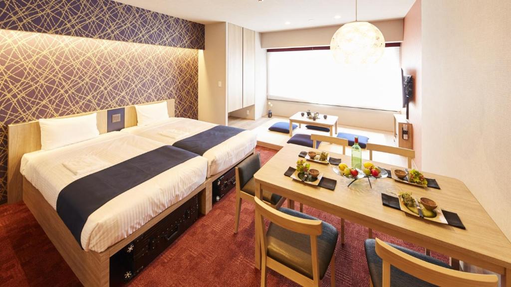东京MONday Apart 日本橋水天宮前的配有一张床、一张桌子和一张桌子的酒店客房