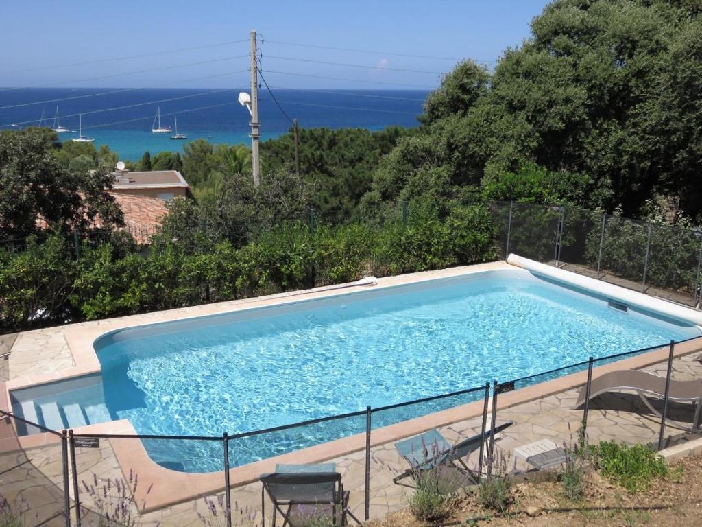 利勒鲁斯Villa Bollaccia - Vue mer avec piscine的海景游泳池