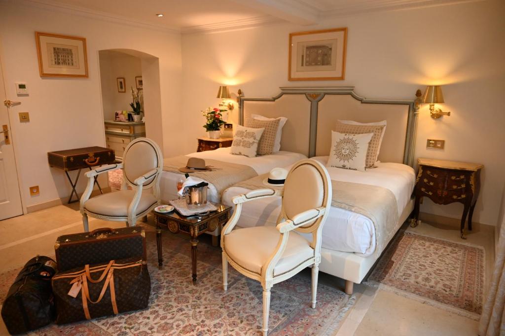埃佩尔奈厄杰纳别墅酒店的一间卧室配有两张床和一张桌子及椅子