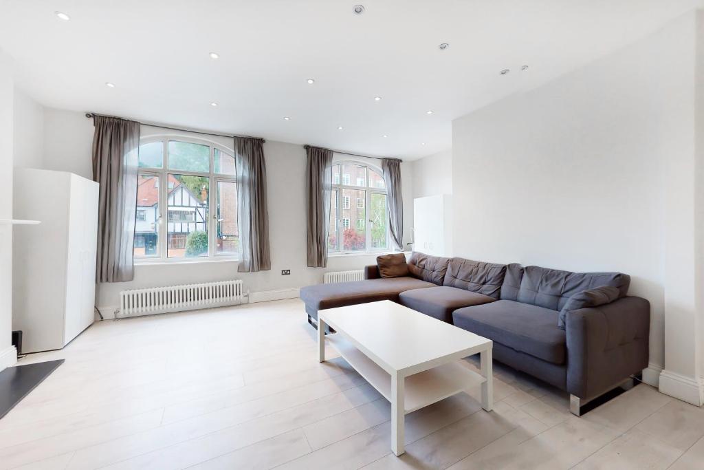伦敦Modern 3 Bed Apartment in Hampstead的客厅配有沙发和桌子