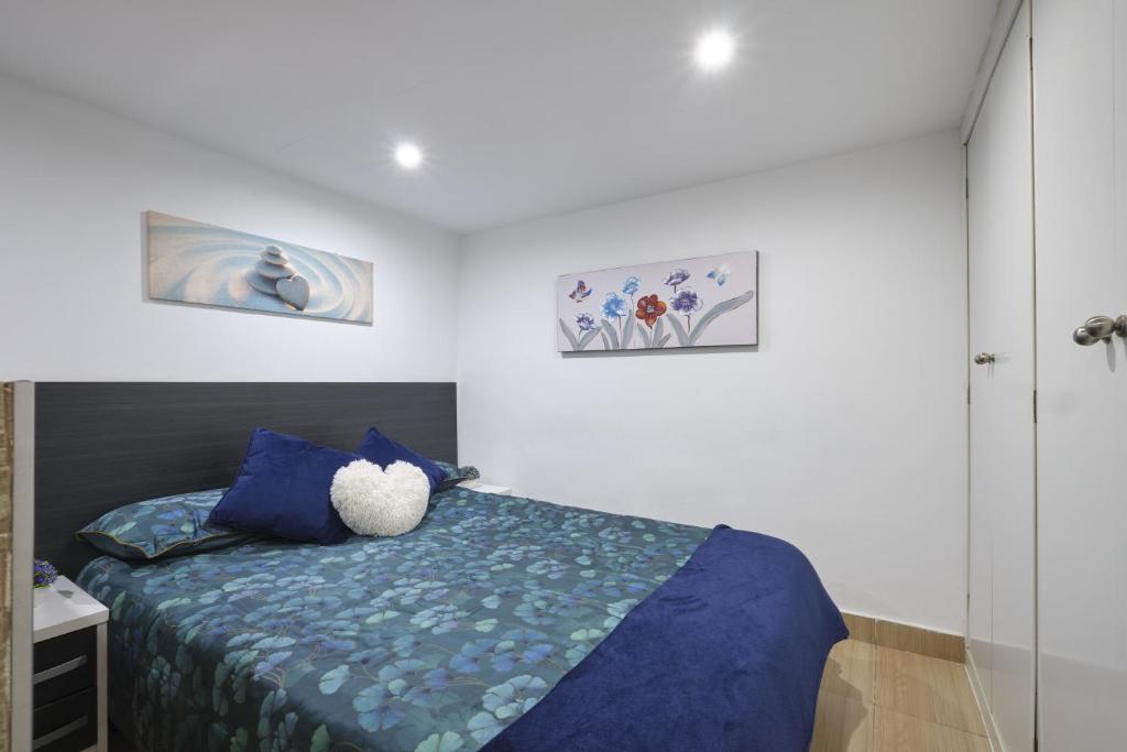伦敦Half moon Piccadilly的一间卧室配有一张蓝色的床,上面有泰迪熊
