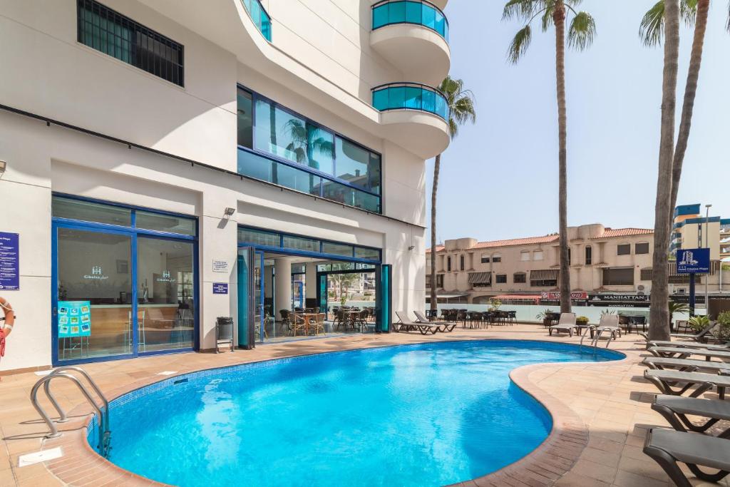 甘迪亚西贝莱斯海滩酒店的大楼前的游泳池