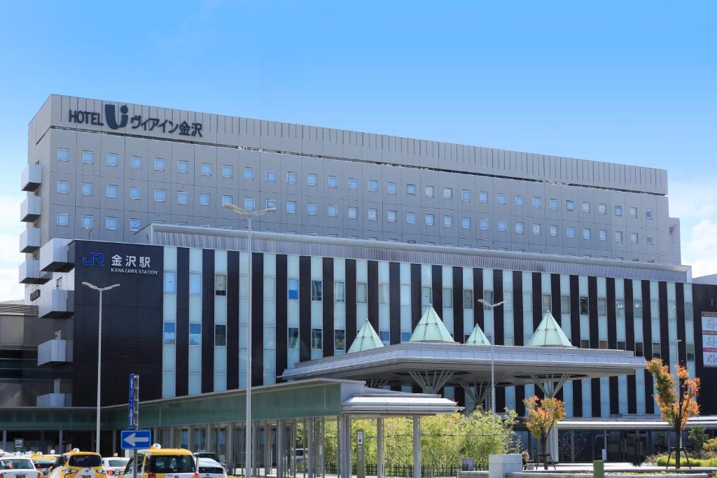 金泽Via Inn Kanazawa的一座大建筑,上面有标志