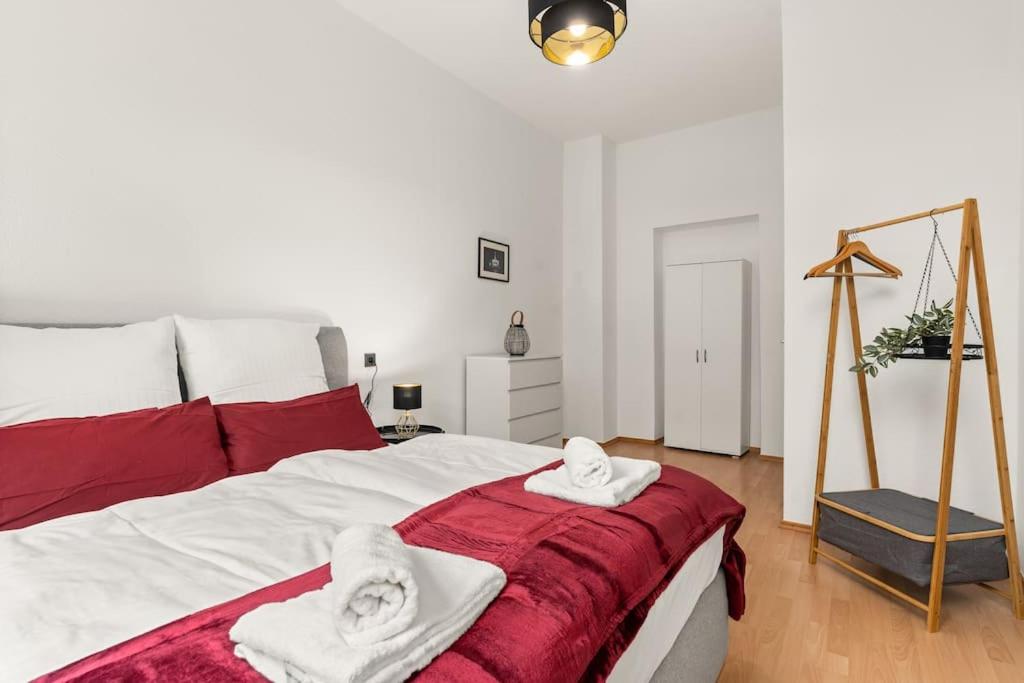 卡塞尔Zentrales Apartment – 2 Boxspringbetten – Netflix的一间卧室配有带毛巾的床