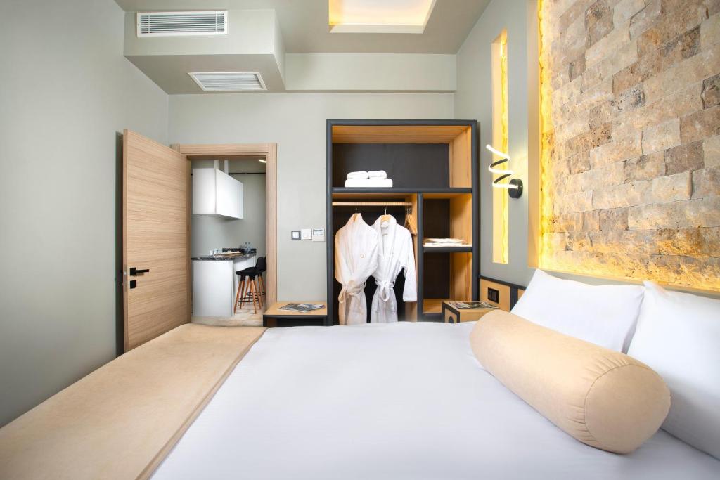 奥塔希萨尔Acer Living Home的一间卧室设有一张大床和石墙