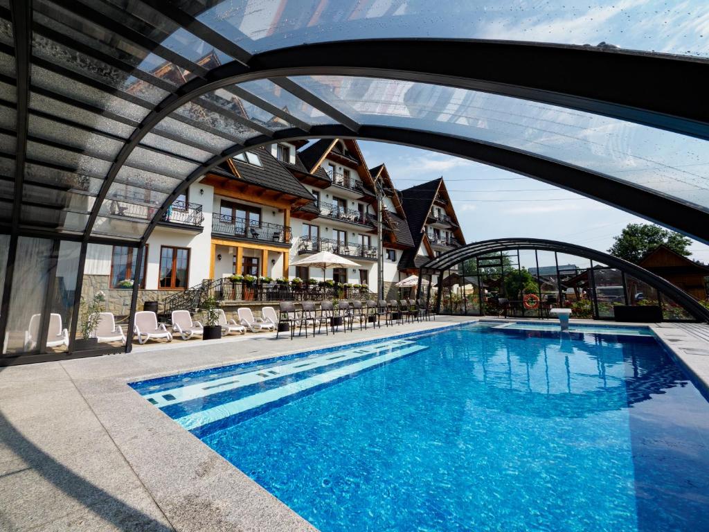 Białka Tatrzanska里普塔克卡酒店的一座带拱门的游泳池