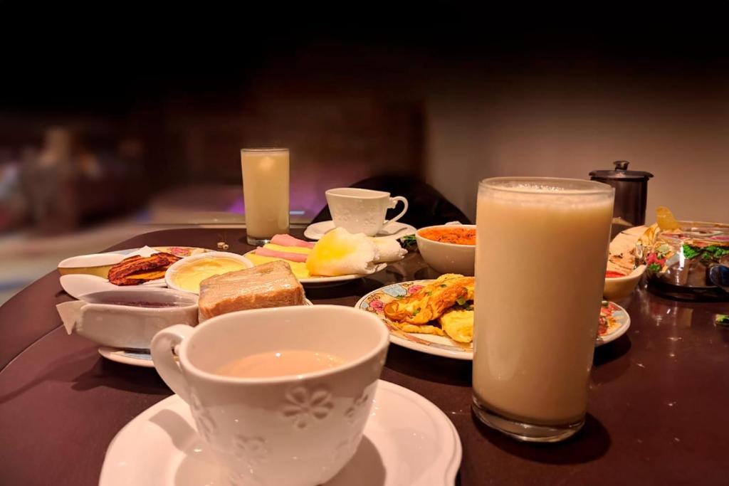 马瑙斯Pousada Ponta Negra的餐桌,餐盘和牛奶