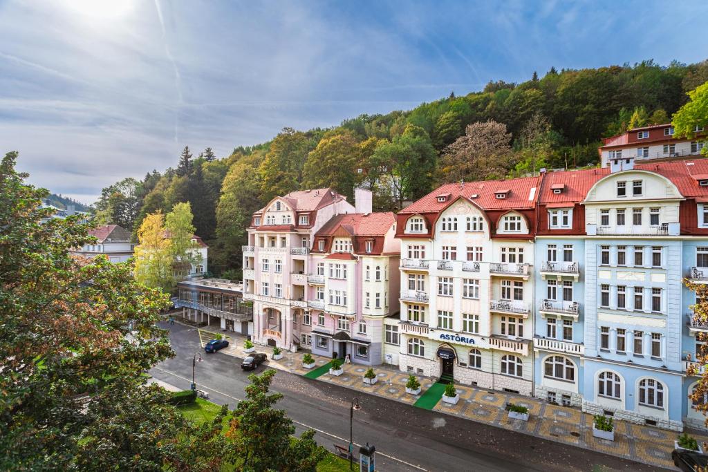 亚希莫夫阿斯托里亚酒店的一群在有山的街道上的建筑