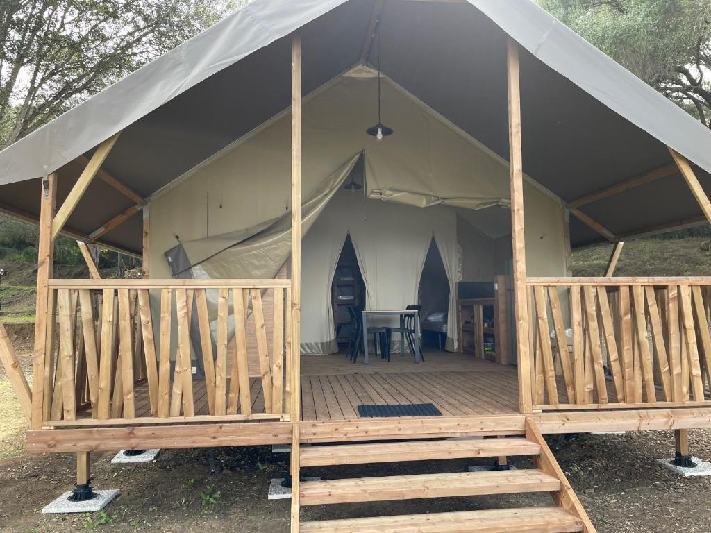 Belvédèrelodge lavallee的帐篷设有木甲板和桌子
