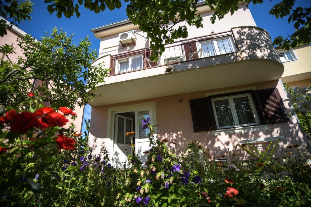 茨雷斯Apartments Vitkovic的前面有鲜花的房子