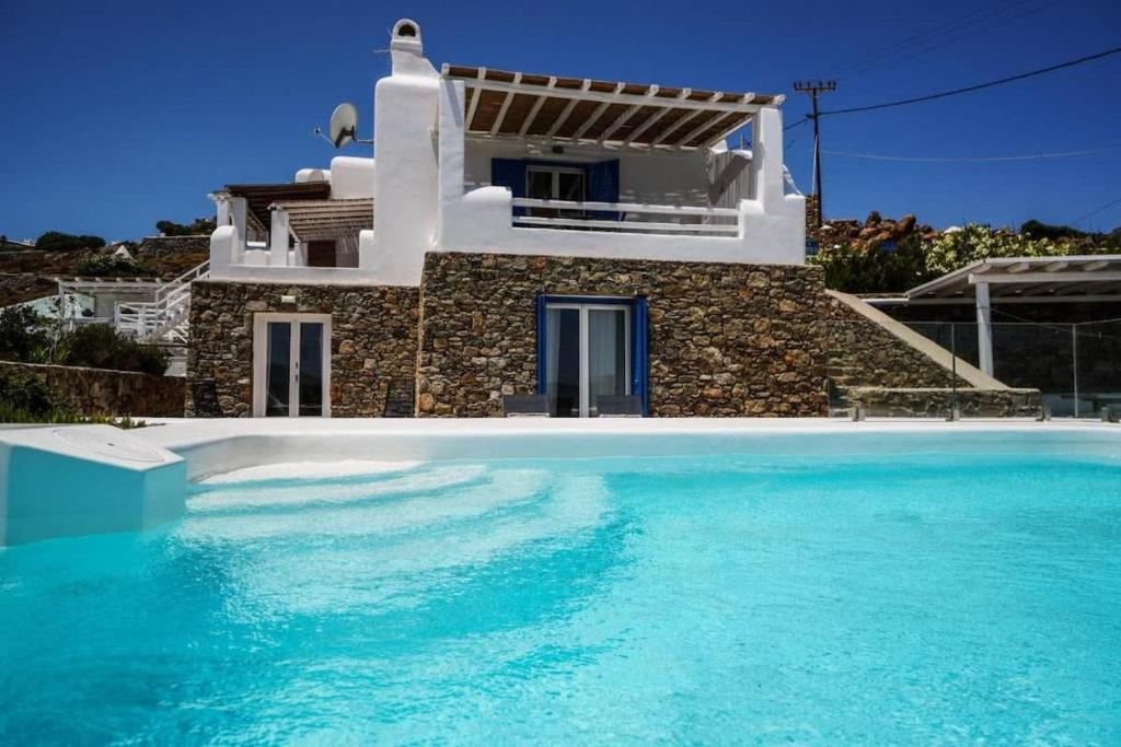 帕诺尔莫斯米科诺斯Mykonian Exclusive 3Bd Villa with Private Pool的别墅前设有游泳池
