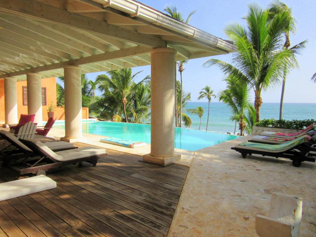 拉斯加勒拉斯Villa Los Gorgones的一个带游泳池和椅子的度假胜地和大海