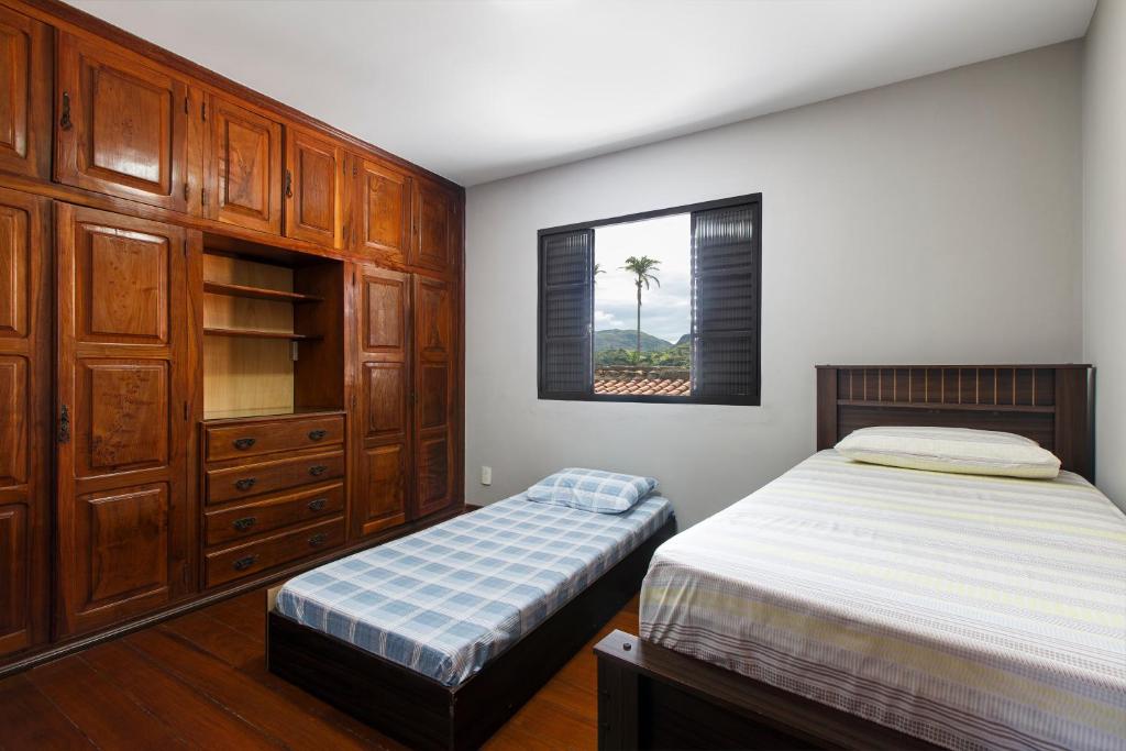 圣若昂-德雷Aconchego São Francisco, Casa 100m Igreja São Francisco, Pet friendy的一间卧室设有两张单人床和一个窗户。