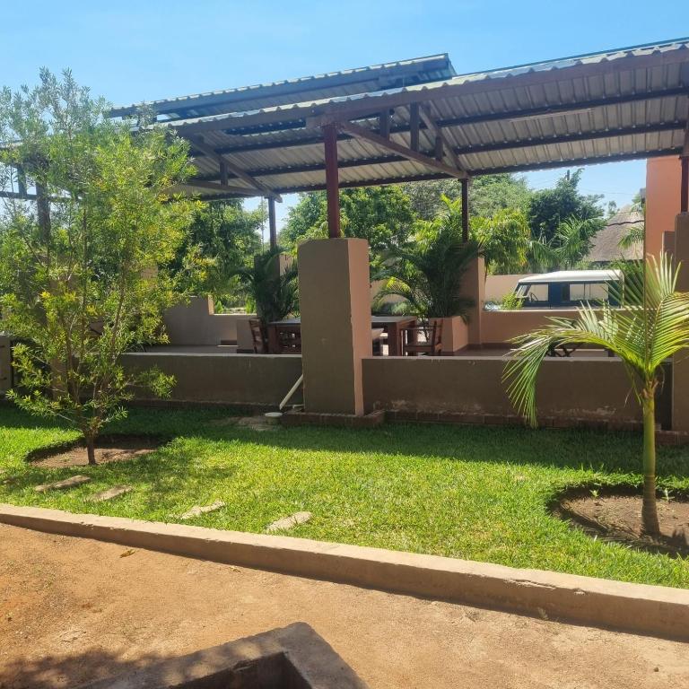 利文斯顿Mukamba Apartment的享有带凉棚的庭院的景色