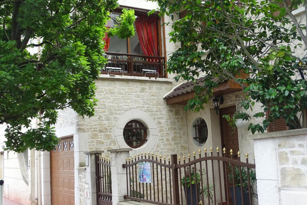 蒙鲁日La bambouseraie的房屋设有围栏和窗户