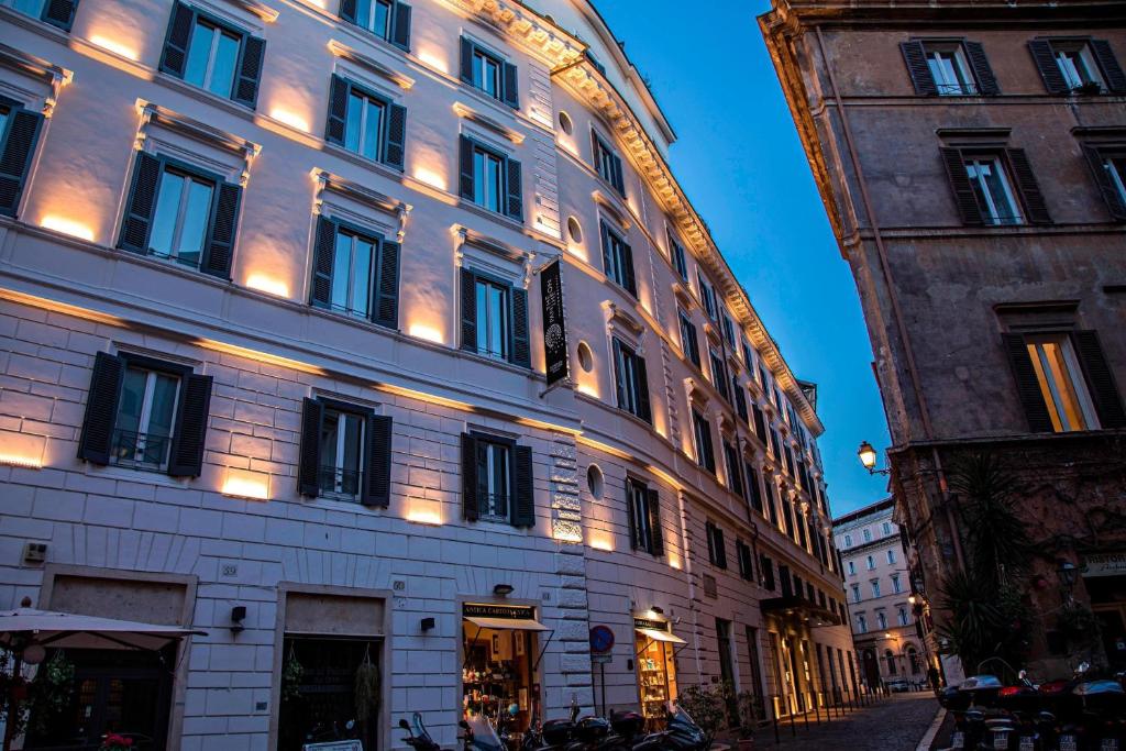罗马罗马标志性万神殿傲途格精选酒店的一座建筑的侧面有灯
