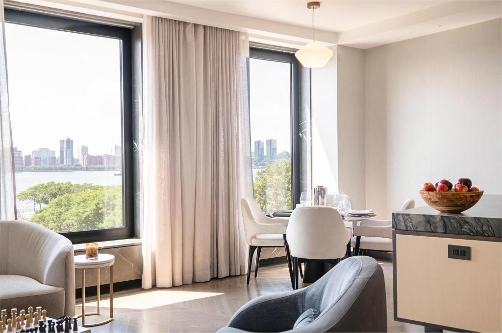 纽约Maison Hudson的客厅配有桌椅和大窗户