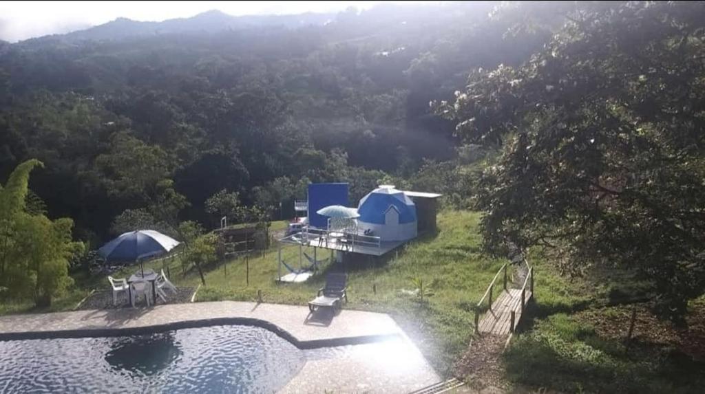 布加Glamping y Cabañas Alpina的享有带游泳池的房屋的空中景致