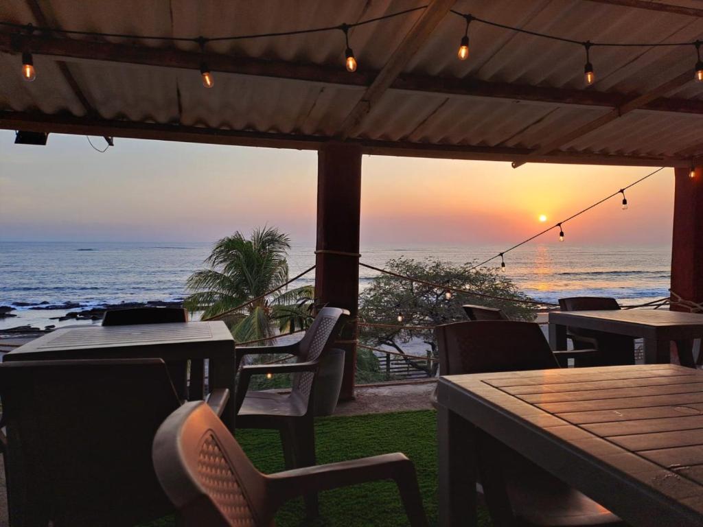 CasaresHorizonte Azul的日落时分海景餐厅