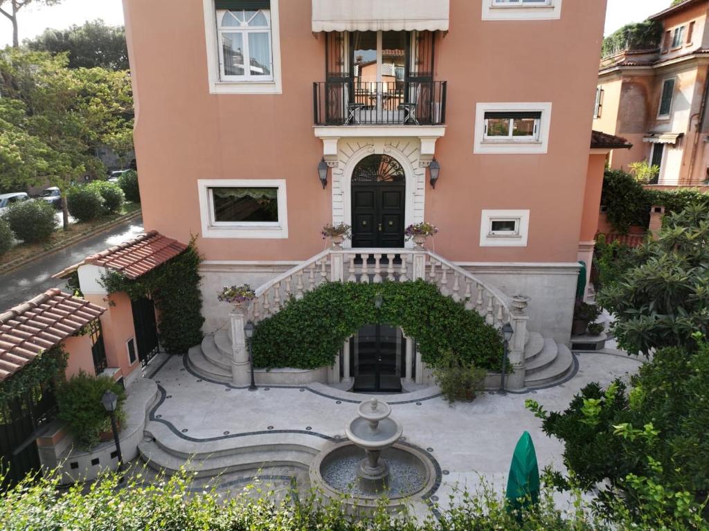 罗马维利诺玛格利塔住宿加早餐旅馆的享有粉红色房子的空中景致,设有喷泉